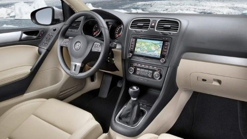 De nieuwe Volkswagen Golf staat eind deze maand in de showroom. Reden genoeg om met de prijzen te komen. Golfen kan vanaf 17. 790 euro, wat nauwelijks duurder is dan zijn voorganger. Wel krijg je meer