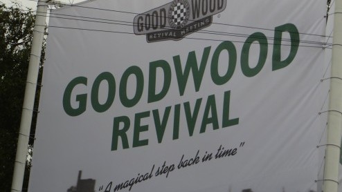Goodwood Revival, een legendarisch evenement op Brits landgoed, terug in de tijd met passende kleding en waanzinnige, klassieke auto's. Alle reden om naar Goodwood Revival 2014 te gaan!