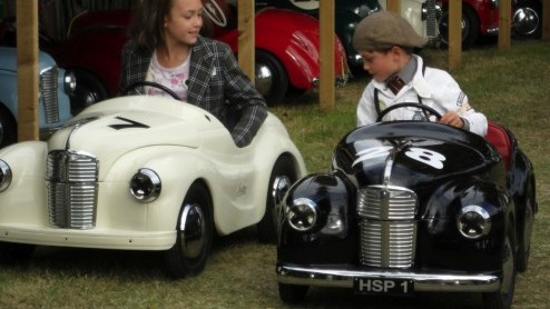 Goodwood Revival, een legendarisch evenement op Brits landgoed, terug in de tijd met passende kleding en waanzinnige, klassieke auto's. Alle reden om naar Goodwood Revival 2014 te gaan!