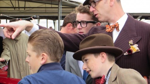 Goodwood Revival, een legendarisch evenement op Brits landgoed, terug in de tijd met passende kleding en waanzinnige, klassieke auto's. Alle reden om naar Goodwood Revival 2014 te gaan!