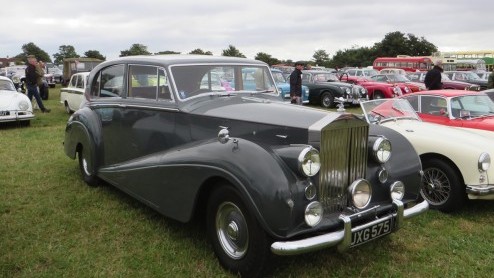 Goodwood Revival, een legendarisch evenement op Brits landgoed, terug in de tijd met passende kleding en waanzinnige, klassieke auto's. Alle reden om naar Goodwood Revival 2014 te gaan!