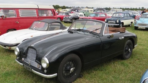 Goodwood Revival, een legendarisch evenement op Brits landgoed, terug in de tijd met passende kleding en waanzinnige, klassieke auto's. Alle reden om naar Goodwood Revival 2014 te gaan!