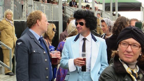 Goodwood Revival, een legendarisch evenement op Brits landgoed, terug in de tijd met passende kleding en waanzinnige, klassieke auto's. Alle reden om naar Goodwood Revival 2014 te gaan!