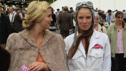 Goodwood Revival, een legendarisch evenement op Brits landgoed, terug in de tijd met passende kleding en waanzinnige, klassieke auto's. Alle reden om naar Goodwood Revival 2014 te gaan!