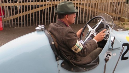 Goodwood Revival, een legendarisch evenement op Brits landgoed, terug in de tijd met passende kleding en waanzinnige, klassieke auto's. Alle reden om naar Goodwood Revival 2014 te gaan!