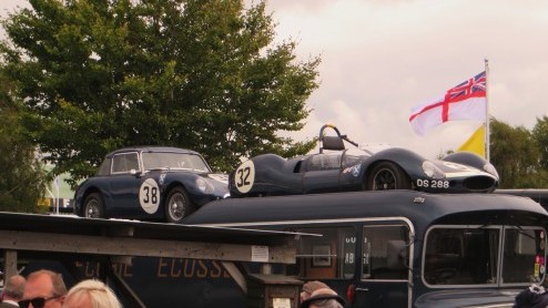 Goodwood Revival, een legendarisch evenement op Brits landgoed, terug in de tijd met passende kleding en waanzinnige, klassieke auto's. Alle reden om naar Goodwood Revival 2014 te gaan!