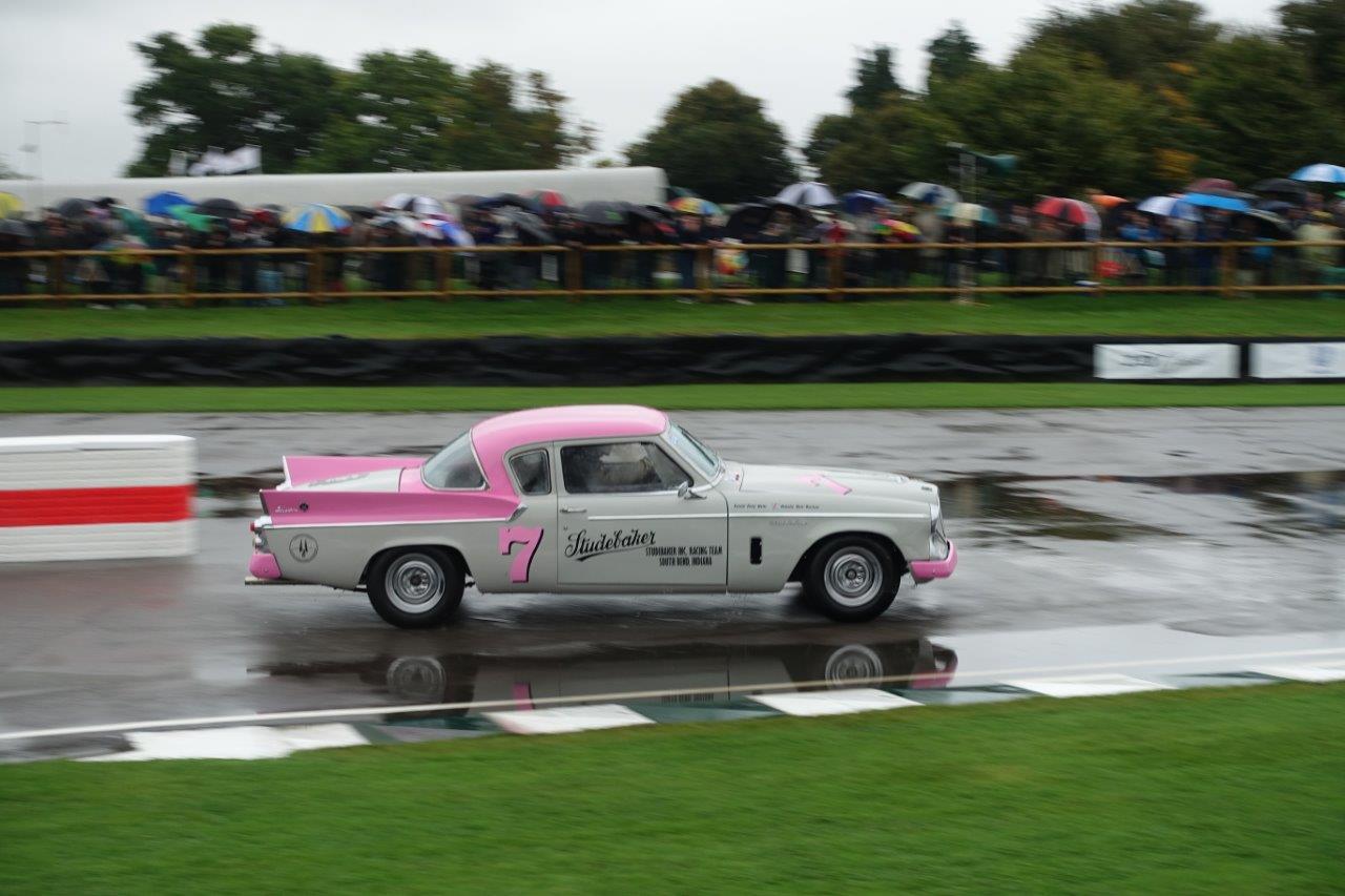 De jaarlijkse Goodwood Revival op het gelijknamige circuit vormt een verzameling bijzondere auto's en mensen waar iedere klassiekerliefhebber graag een keer deel van uitmaakt.
