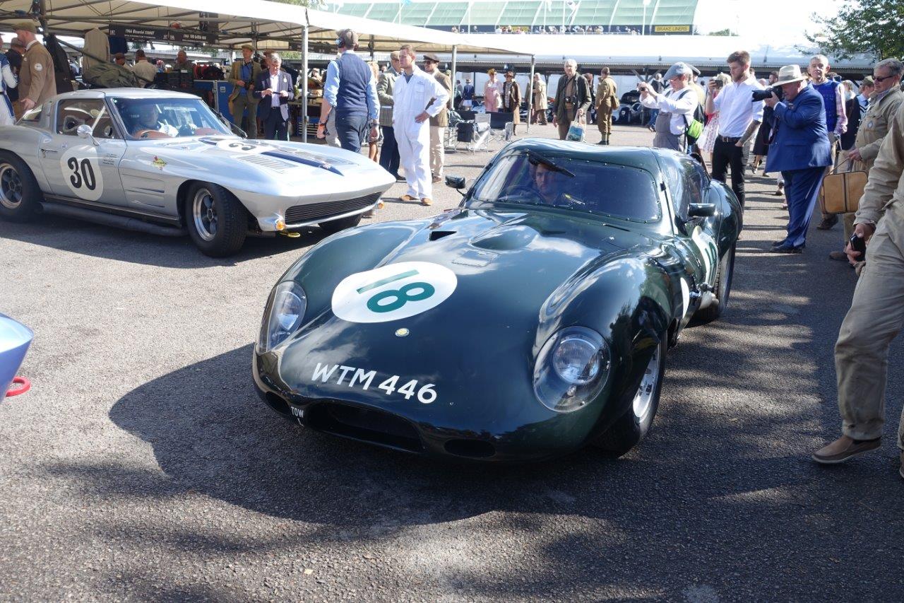 De jaarlijkse Goodwood Revival op het gelijknamige circuit vormt een verzameling bijzondere auto's en mensen waar iedere klassiekerliefhebber graag een keer deel van uitmaakt.