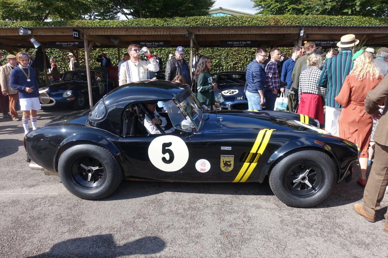 De jaarlijkse Goodwood Revival op het gelijknamige circuit vormt een verzameling bijzondere auto's en mensen waar iedere klassiekerliefhebber graag een keer deel van uitmaakt.
