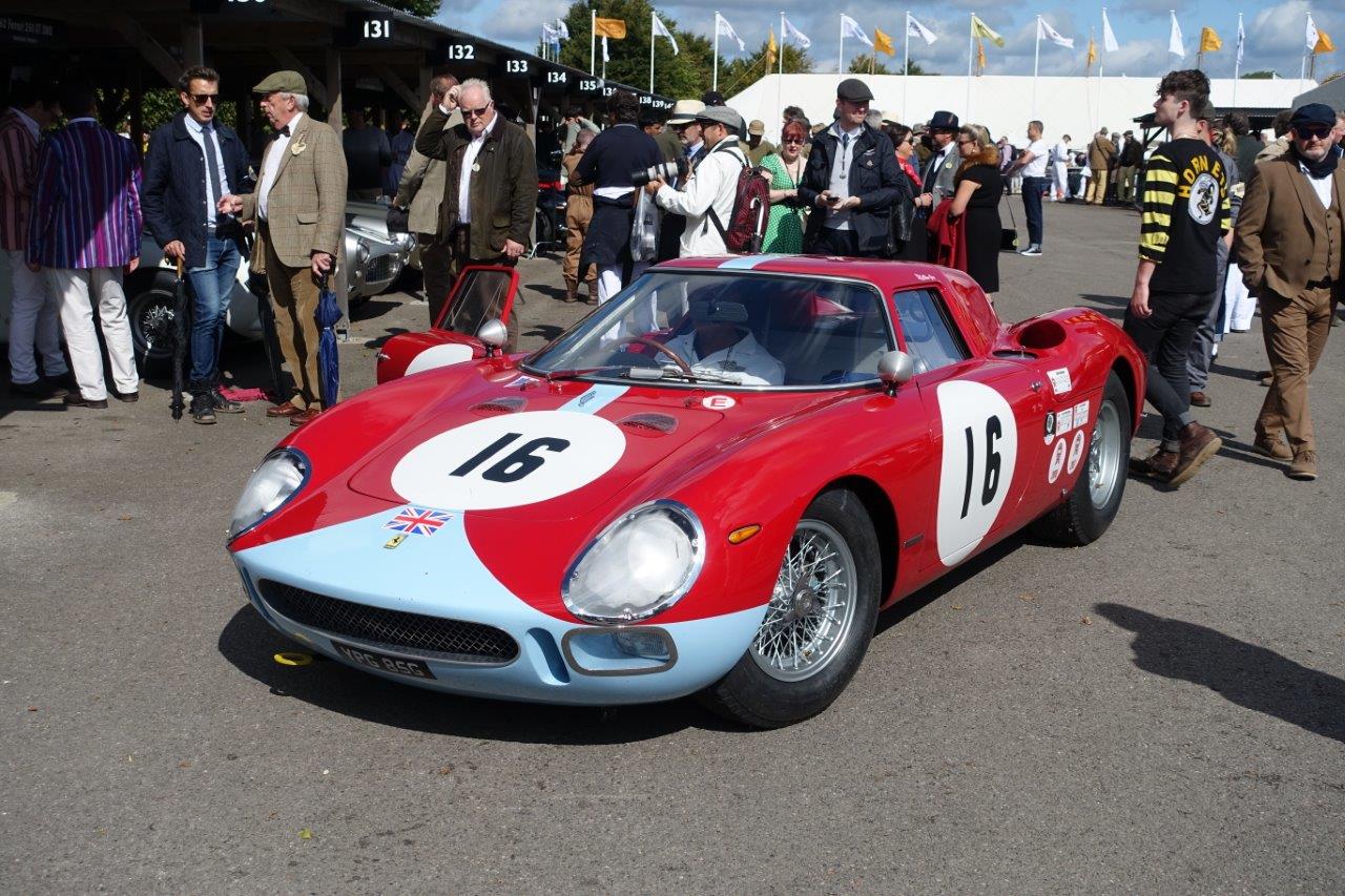 De jaarlijkse Goodwood Revival op het gelijknamige circuit vormt een verzameling bijzondere auto's en mensen waar iedere klassiekerliefhebber graag een keer deel van uitmaakt.