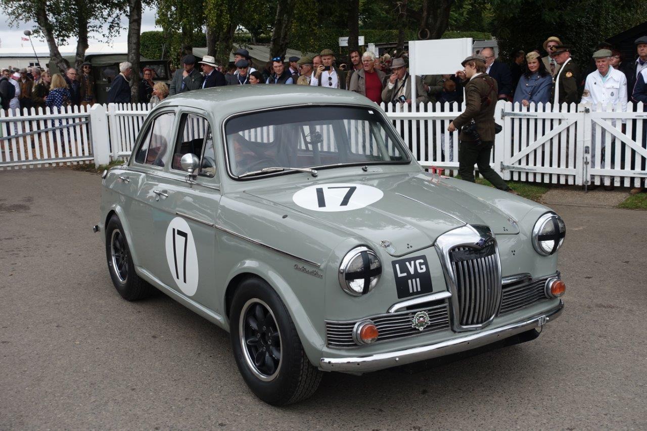 De jaarlijkse Goodwood Revival op het gelijknamige circuit vormt een verzameling bijzondere auto's en mensen waar iedere klassiekerliefhebber graag een keer deel van uitmaakt.