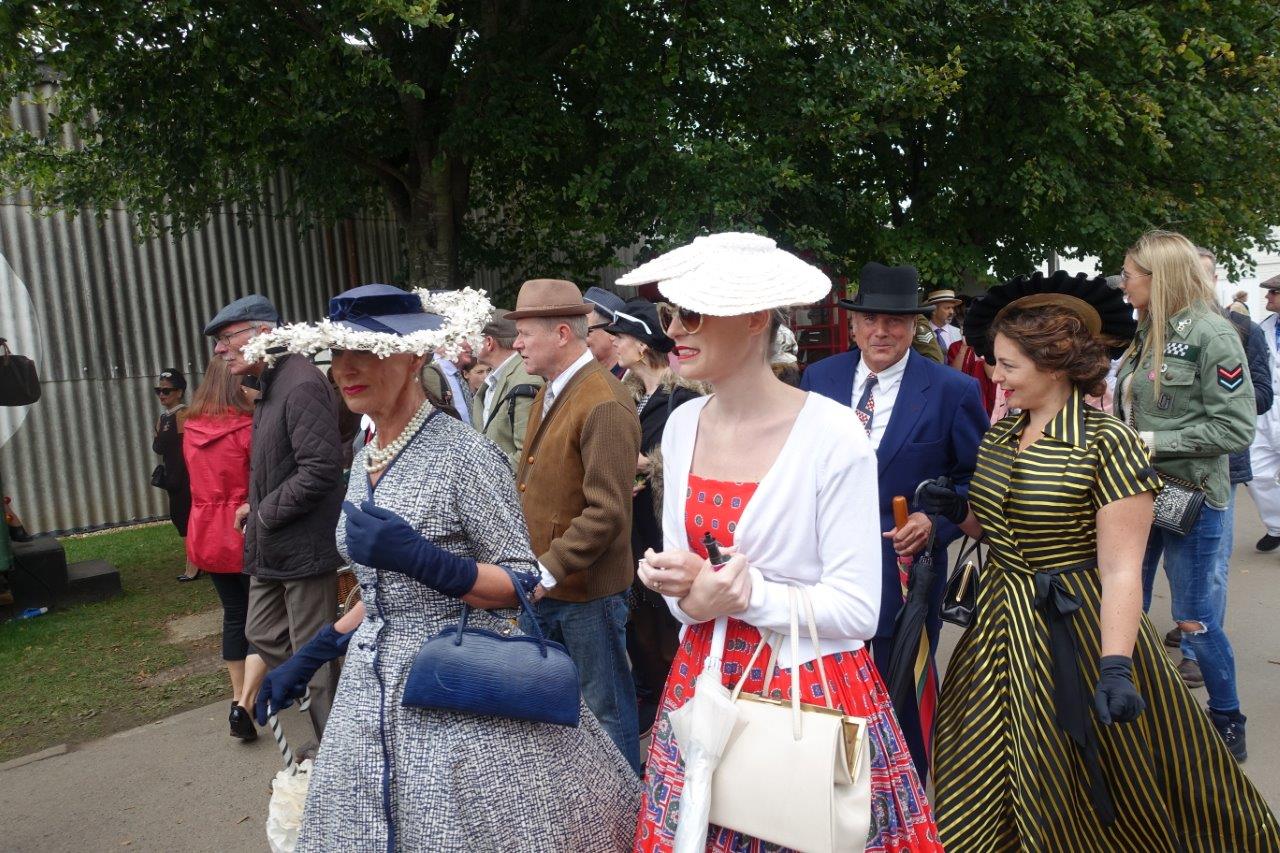 De jaarlijkse Goodwood Revival op het gelijknamige circuit vormt een verzameling bijzondere auto's en mensen waar iedere klassiekerliefhebber graag een keer deel van uitmaakt.