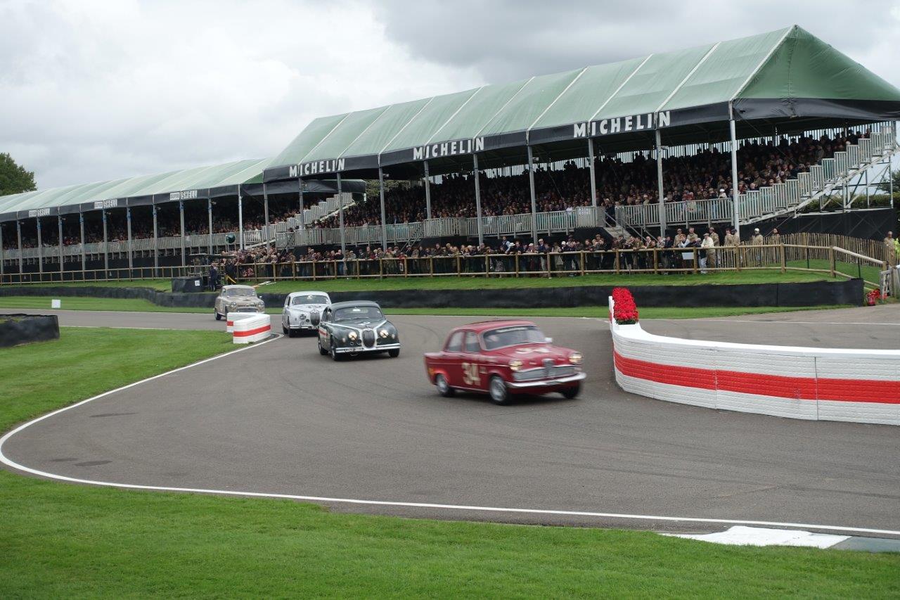 De jaarlijkse Goodwood Revival op het gelijknamige circuit vormt een verzameling bijzondere auto's en mensen waar iedere klassiekerliefhebber graag een keer deel van uitmaakt.