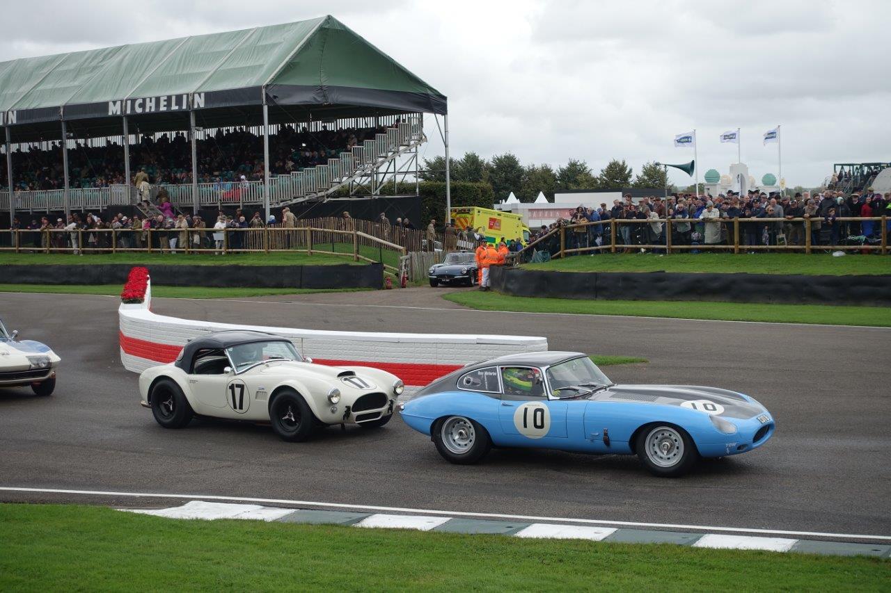 De jaarlijkse Goodwood Revival op het gelijknamige circuit vormt een verzameling bijzondere auto's en mensen waar iedere klassiekerliefhebber graag een keer deel van uitmaakt.