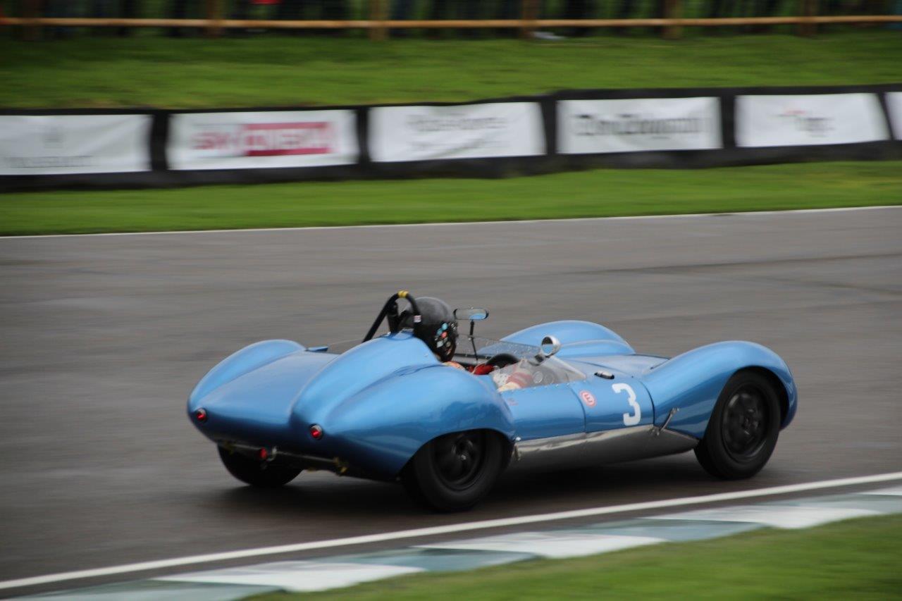 De jaarlijkse Goodwood Revival op het gelijknamige circuit vormt een verzameling bijzondere auto's en mensen waar iedere klassiekerliefhebber graag een keer deel van uitmaakt.