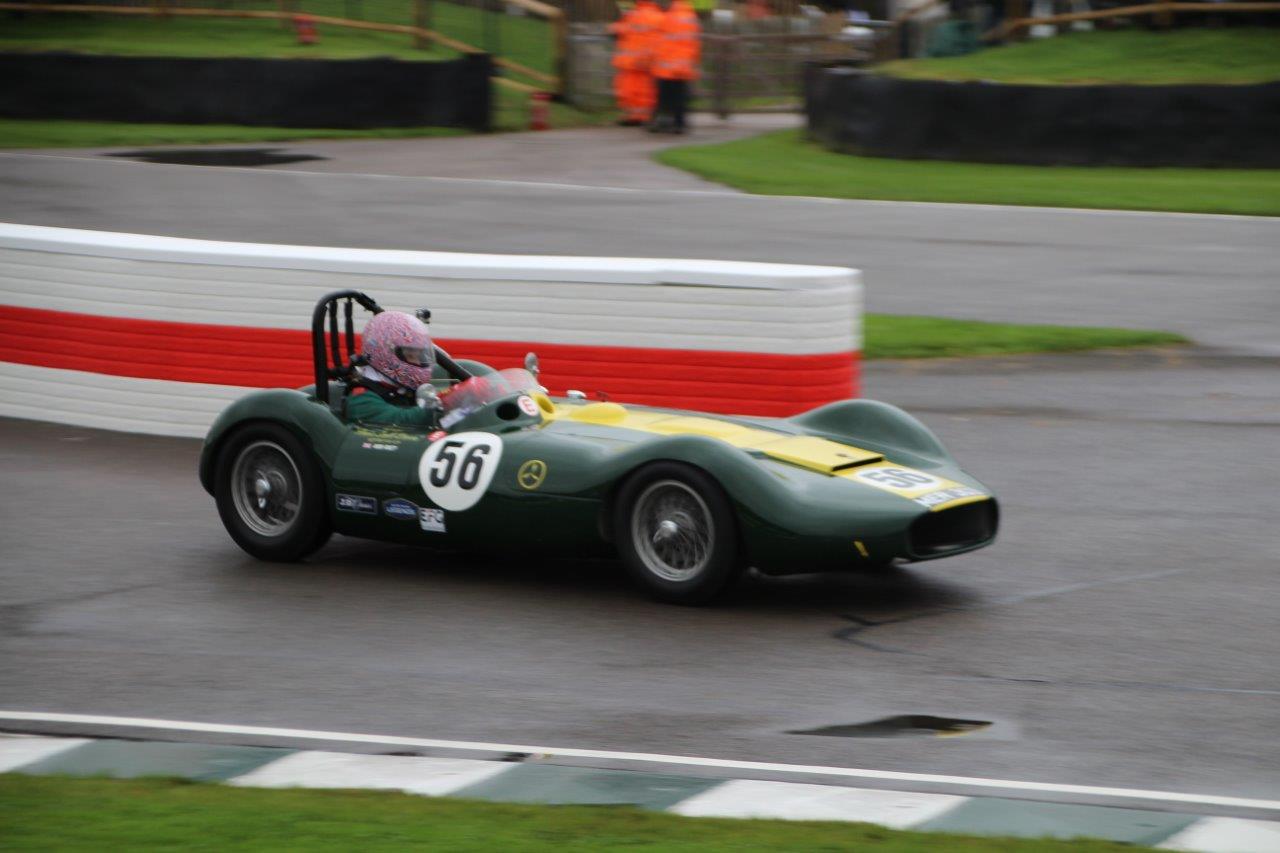 De jaarlijkse Goodwood Revival op het gelijknamige circuit vormt een verzameling bijzondere auto's en mensen waar iedere klassiekerliefhebber graag een keer deel van uitmaakt.