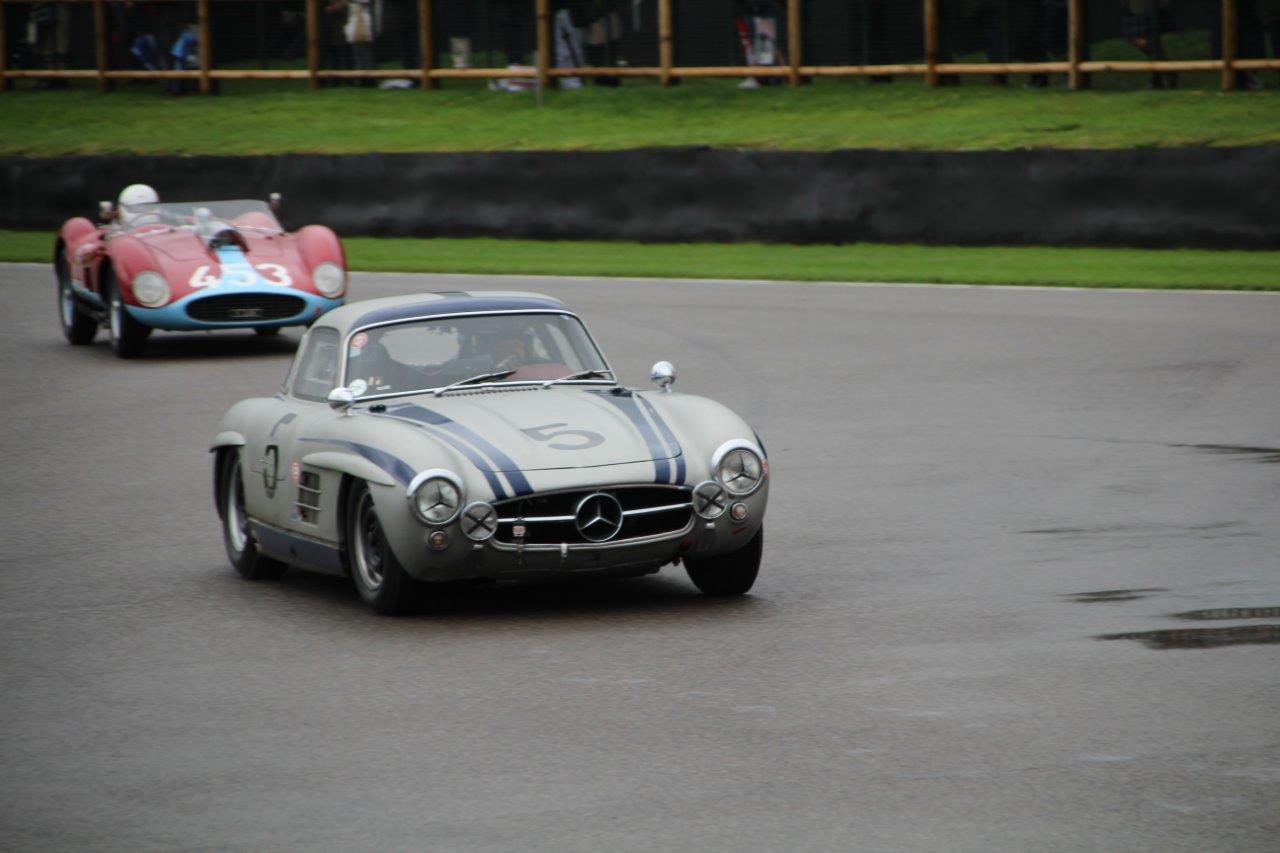 De jaarlijkse Goodwood Revival op het gelijknamige circuit vormt een verzameling bijzondere auto's en mensen waar iedere klassiekerliefhebber graag een keer deel van uitmaakt.