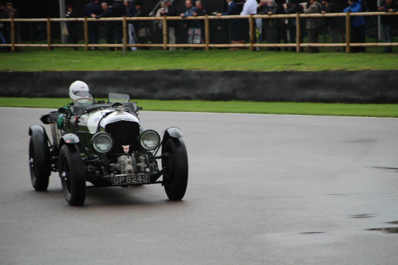 De jaarlijkse Goodwood Revival op het gelijknamige circuit vormt een verzameling bijzondere auto's en mensen waar iedere klassiekerliefhebber graag een keer deel van uitmaakt.
