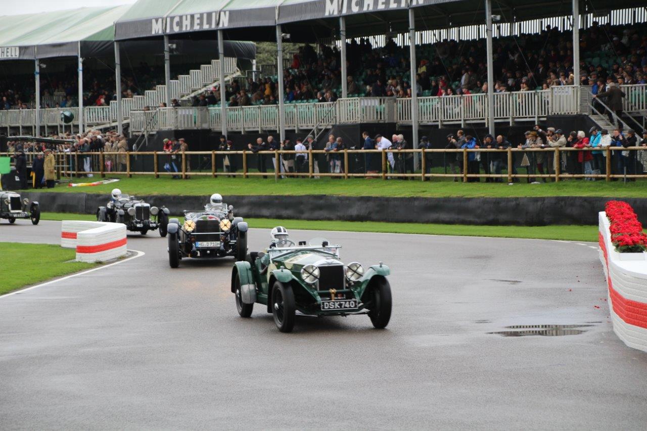 De jaarlijkse Goodwood Revival op het gelijknamige circuit vormt een verzameling bijzondere auto's en mensen waar iedere klassiekerliefhebber graag een keer deel van uitmaakt.