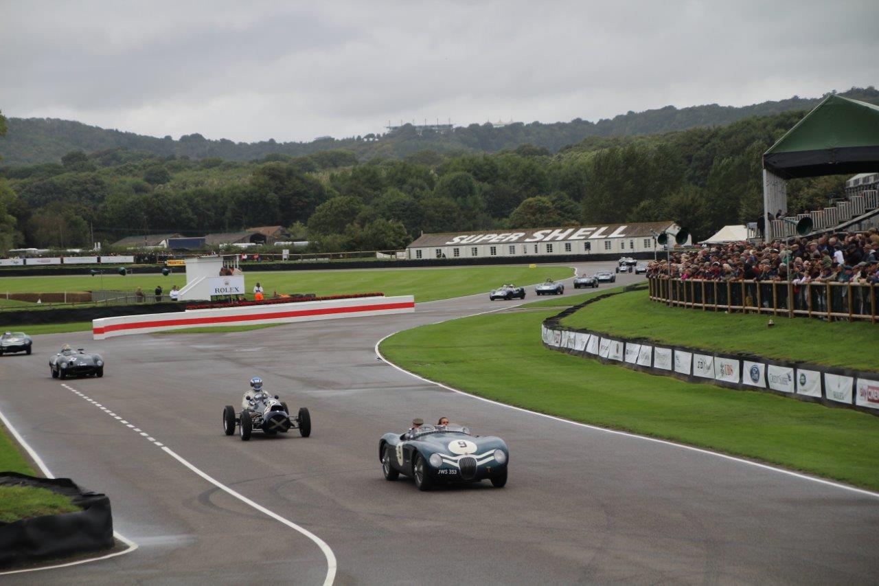 De jaarlijkse Goodwood Revival op het gelijknamige circuit vormt een verzameling bijzondere auto's en mensen waar iedere klassiekerliefhebber graag een keer deel van uitmaakt.