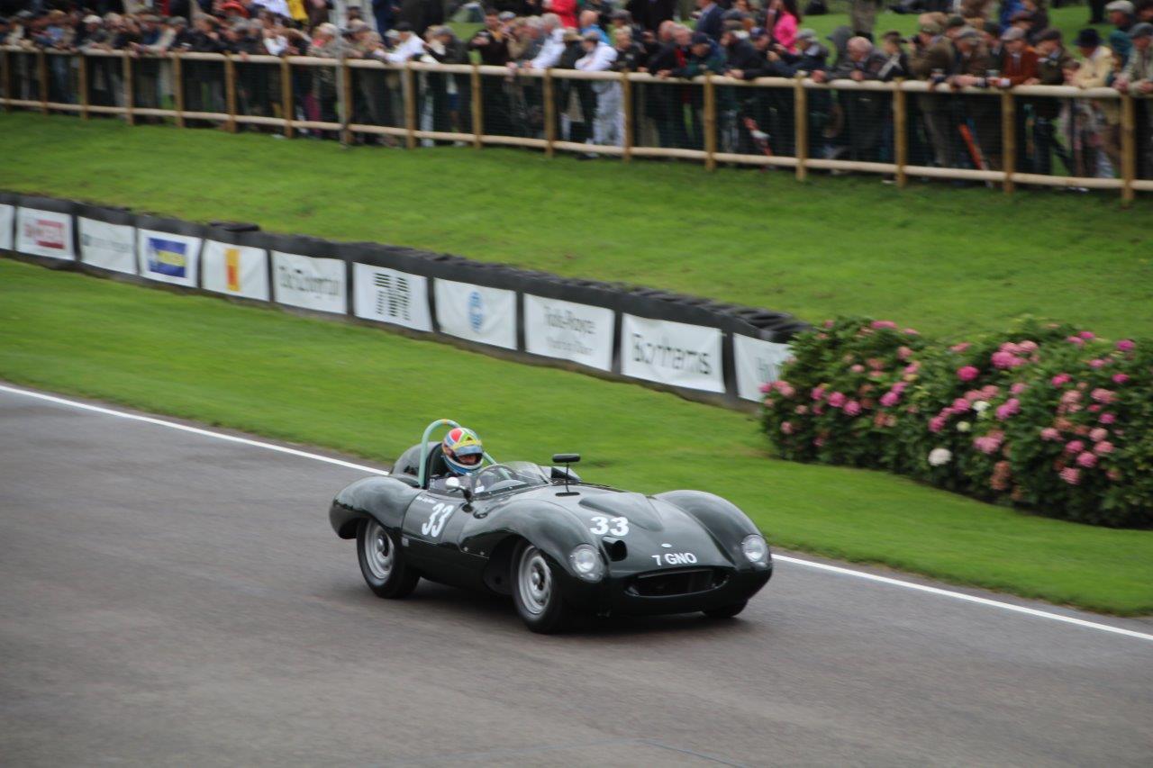 De jaarlijkse Goodwood Revival op het gelijknamige circuit vormt een verzameling bijzondere auto's en mensen waar iedere klassiekerliefhebber graag een keer deel van uitmaakt.