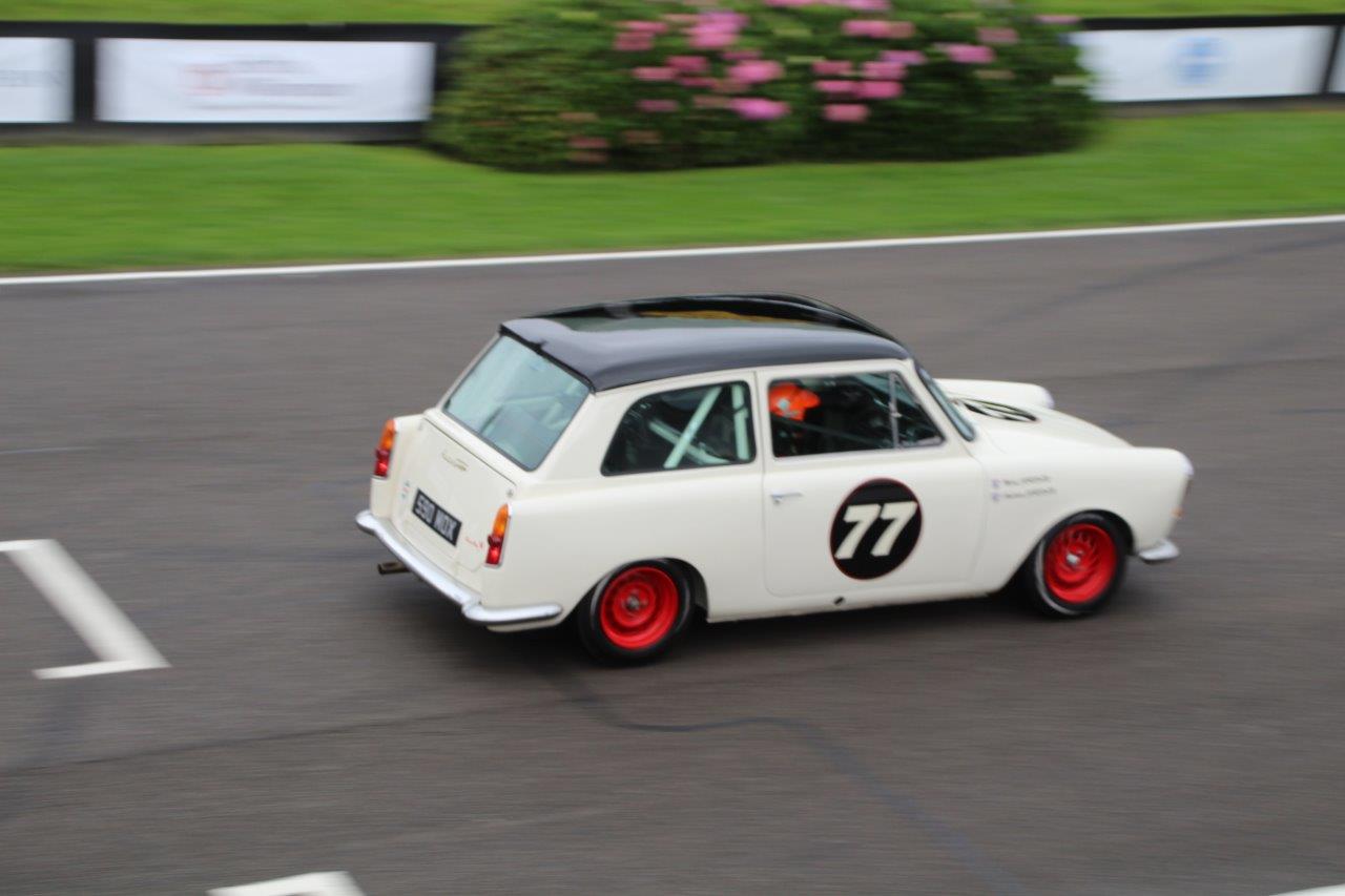 De jaarlijkse Goodwood Revival op het gelijknamige circuit vormt een verzameling bijzondere auto's en mensen waar iedere klassiekerliefhebber graag een keer deel van uitmaakt.