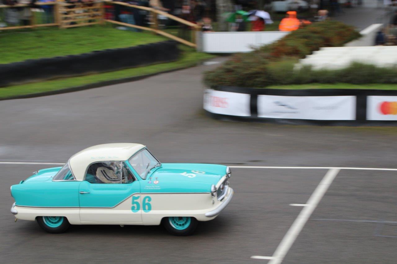 De jaarlijkse Goodwood Revival op het gelijknamige circuit vormt een verzameling bijzondere auto's en mensen waar iedere klassiekerliefhebber graag een keer deel van uitmaakt.