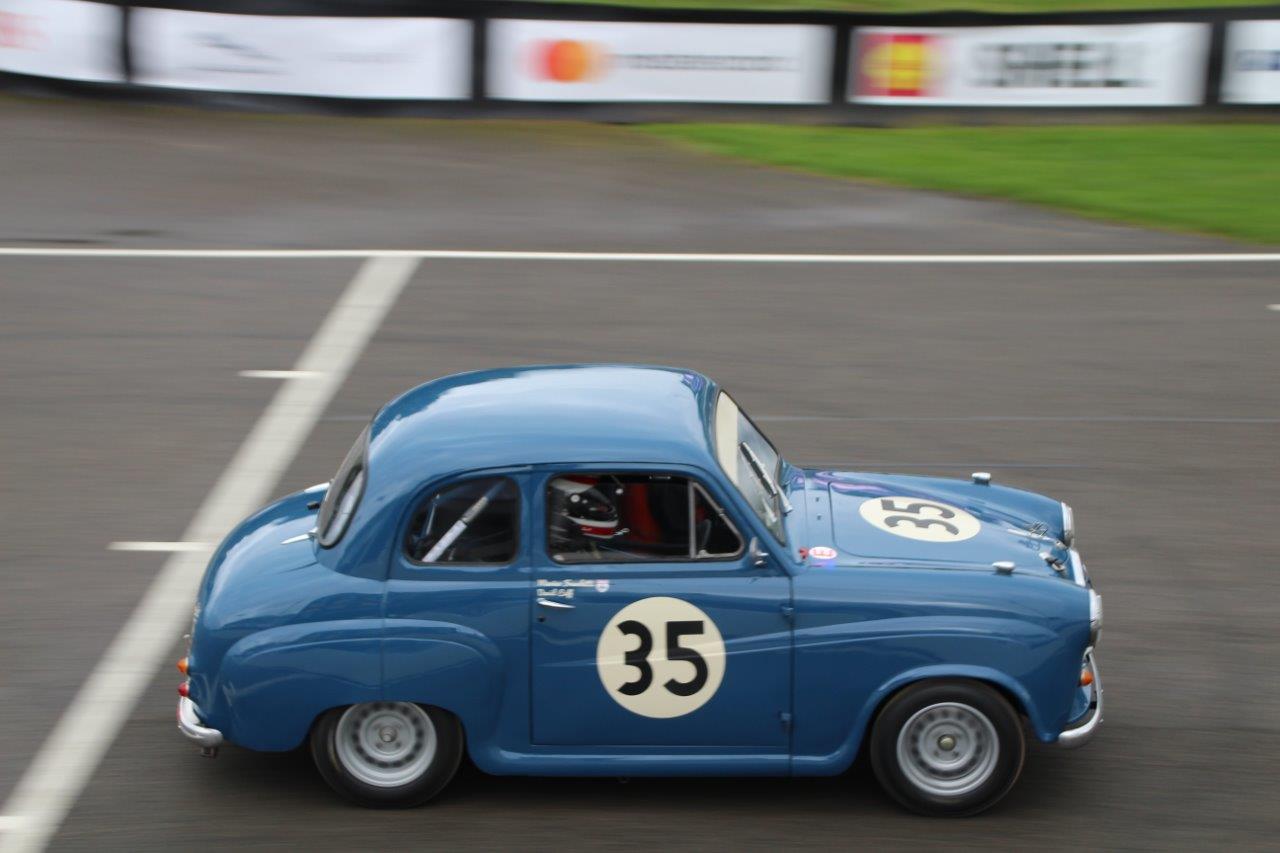 De jaarlijkse Goodwood Revival op het gelijknamige circuit vormt een verzameling bijzondere auto's en mensen waar iedere klassiekerliefhebber graag een keer deel van uitmaakt.