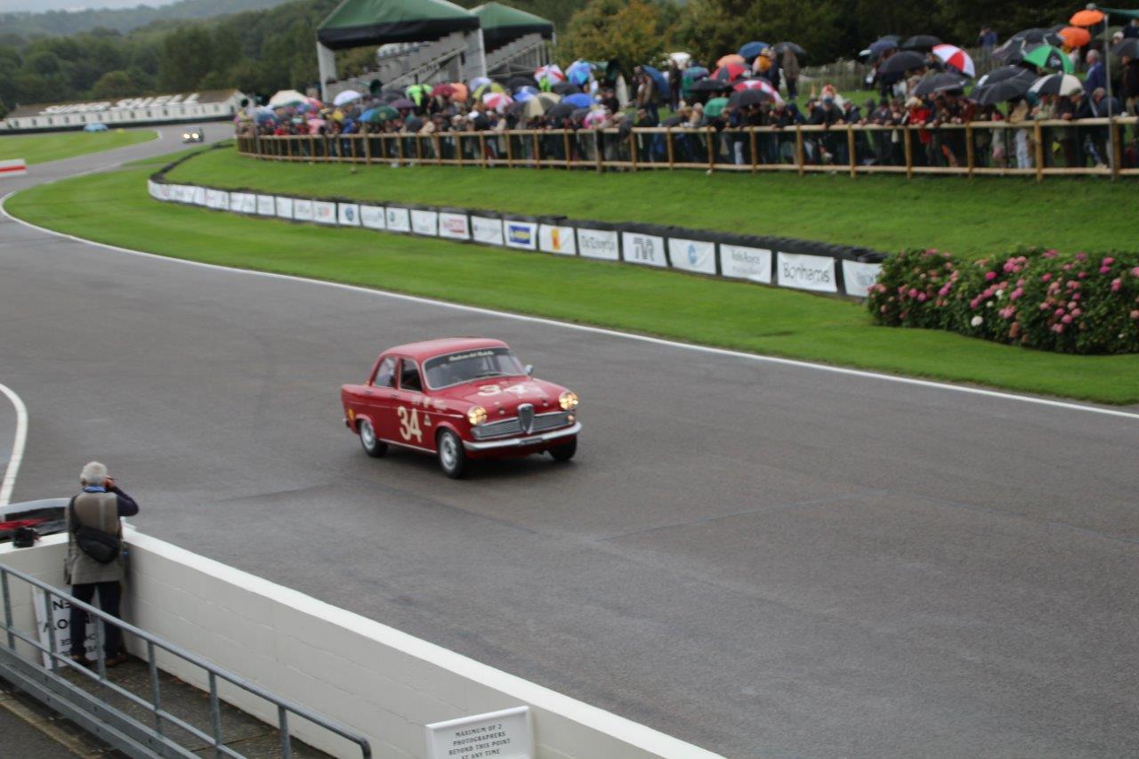 De jaarlijkse Goodwood Revival op het gelijknamige circuit vormt een verzameling bijzondere auto's en mensen waar iedere klassiekerliefhebber graag een keer deel van uitmaakt.