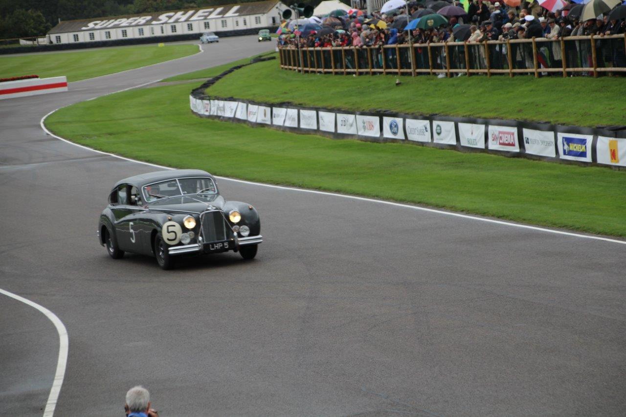 De jaarlijkse Goodwood Revival op het gelijknamige circuit vormt een verzameling bijzondere auto's en mensen waar iedere klassiekerliefhebber graag een keer deel van uitmaakt.