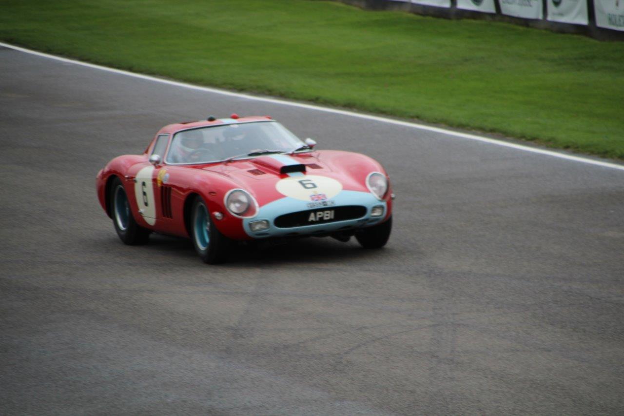De jaarlijkse Goodwood Revival op het gelijknamige circuit vormt een verzameling bijzondere auto's en mensen waar iedere klassiekerliefhebber graag een keer deel van uitmaakt.