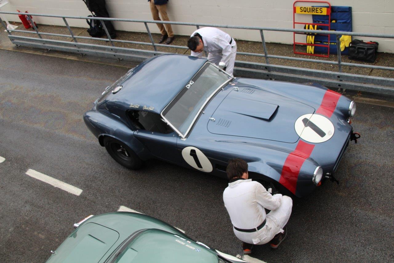 De jaarlijkse Goodwood Revival op het gelijknamige circuit vormt een verzameling bijzondere auto's en mensen waar iedere klassiekerliefhebber graag een keer deel van uitmaakt.