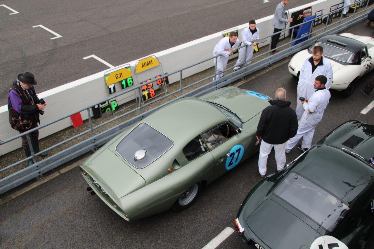 De jaarlijkse Goodwood Revival op het gelijknamige circuit vormt een verzameling bijzondere auto's en mensen waar iedere klassiekerliefhebber graag een keer deel van uitmaakt.