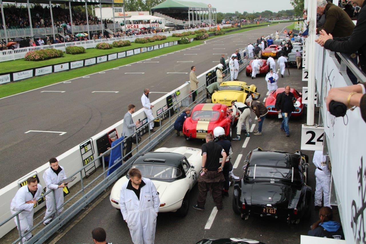 De jaarlijkse Goodwood Revival op het gelijknamige circuit vormt een verzameling bijzondere auto's en mensen waar iedere klassiekerliefhebber graag een keer deel van uitmaakt.