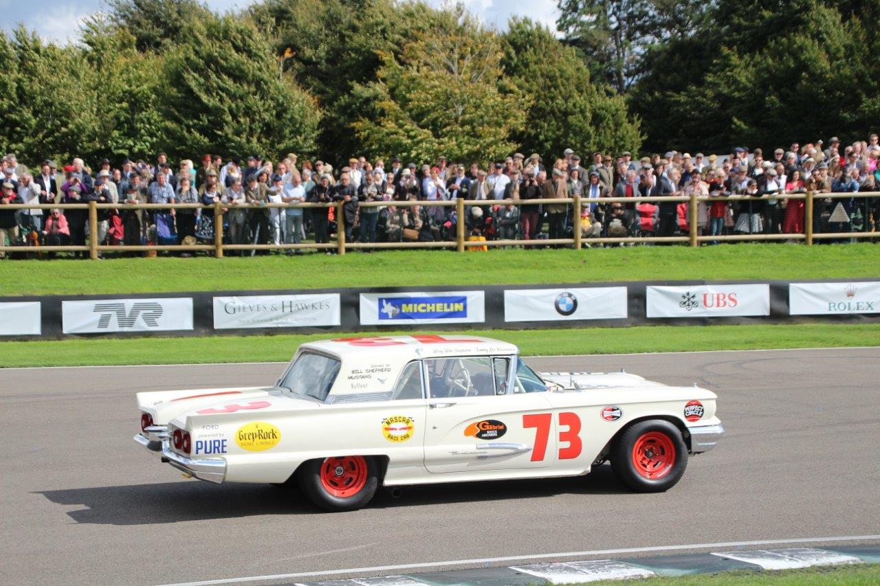 De jaarlijkse Goodwood Revival op het gelijknamige circuit vormt een verzameling bijzondere auto's en mensen waar iedere klassiekerliefhebber graag een keer deel van uitmaakt.