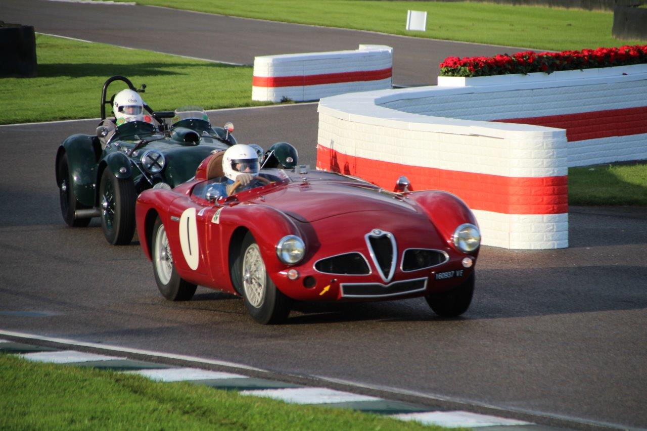De jaarlijkse Goodwood Revival op het gelijknamige circuit vormt een verzameling bijzondere auto's en mensen waar iedere klassiekerliefhebber graag een keer deel van uitmaakt.