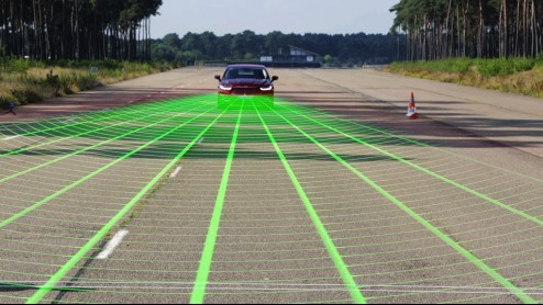 Minister Schultz van Haegen (Infrastructuur en Milieu) past de ontheffingsregels aan voor grootschalige testen met zelfrijdende autos en vrachtwagens op de openbare weg
