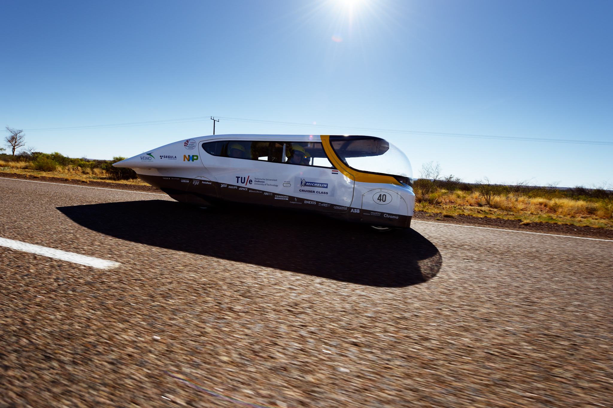 Studenten van de Technische Universiteit in Eindhoven hebben een belangrijke technologieprijs in de wacht gesleept met de Stella, een vierpersoons auto op zonne-energie. Daarmee versloegen ze onder an