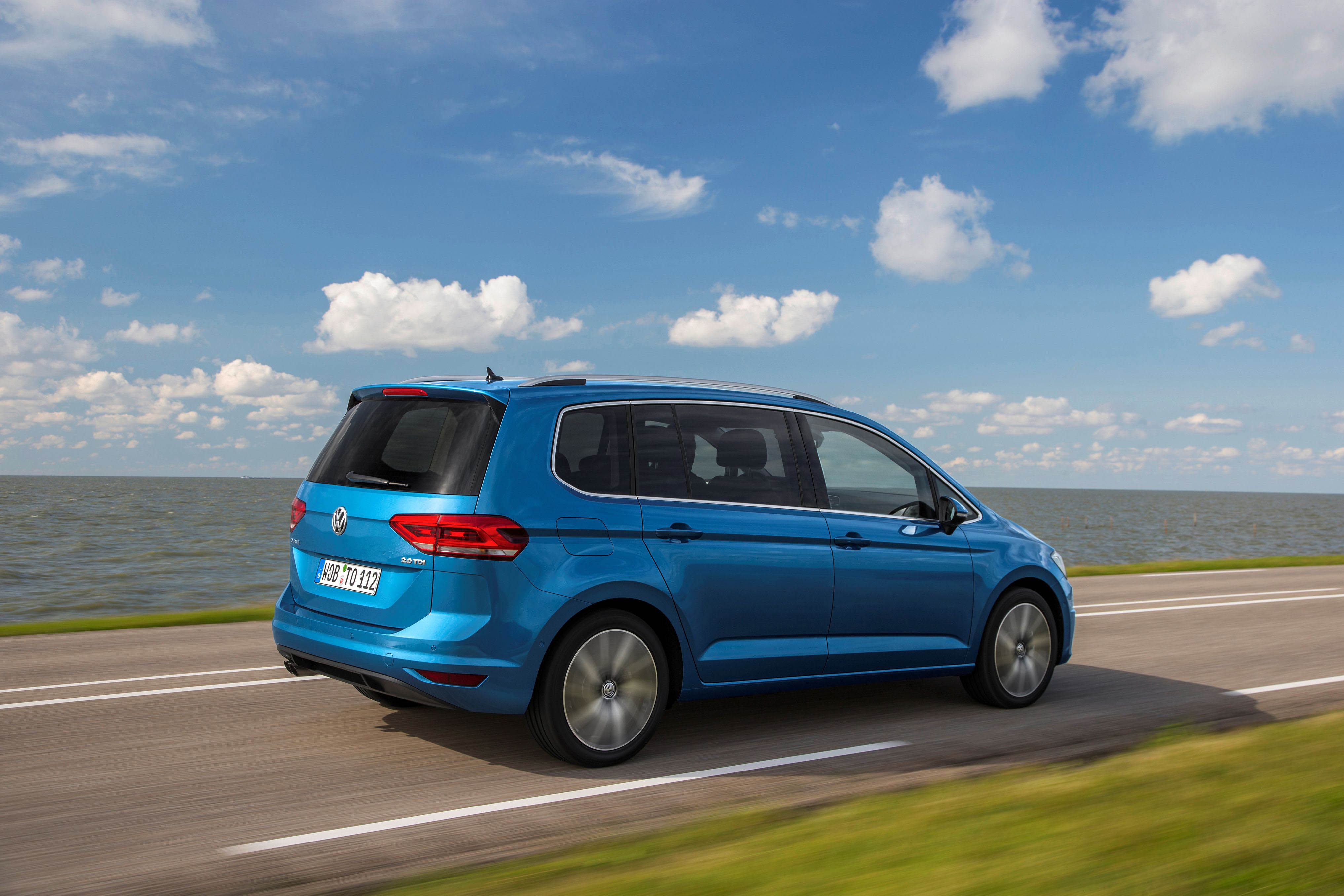 Volkswagen Touran 1.6 TDI met DSG en 20% bijtelling geprijsd.