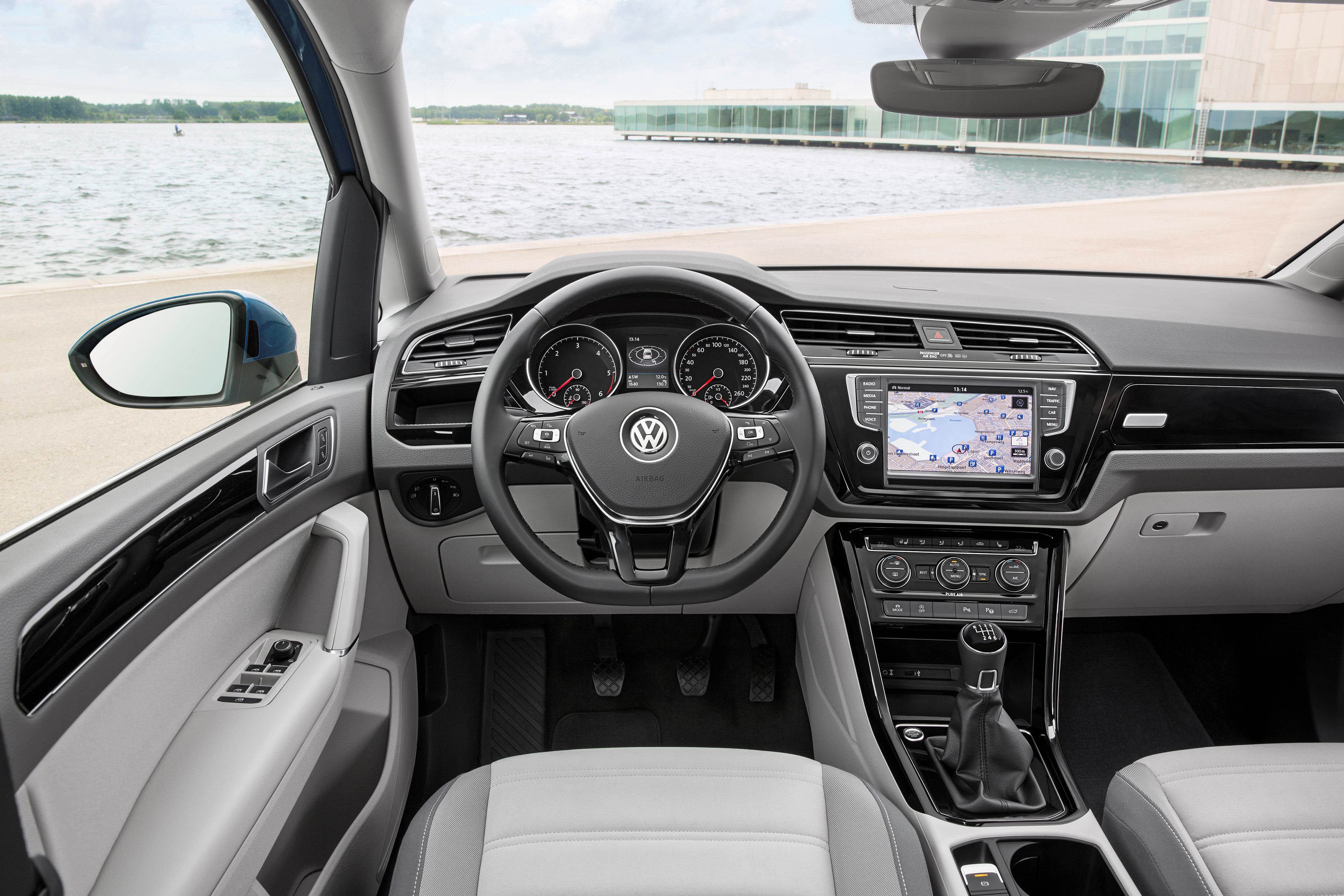Volkswagen Touran 1.6 TDI met DSG en 20% bijtelling geprijsd.