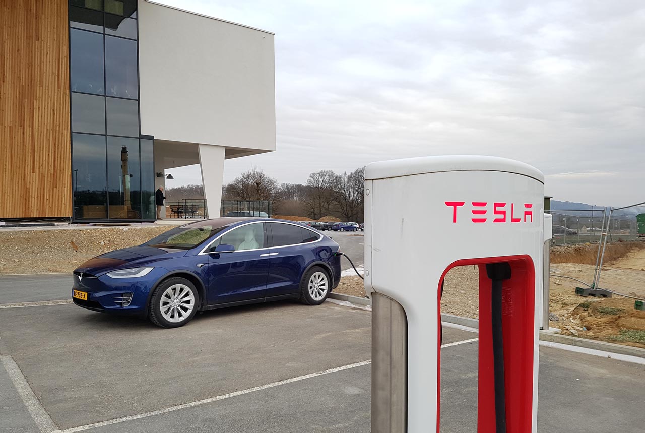 Tesla heeft een prachtig en efficient netwerk van snelladers waarmee het maken van lange reizen geen enkel probleem vormt in een groot deel van Europa.