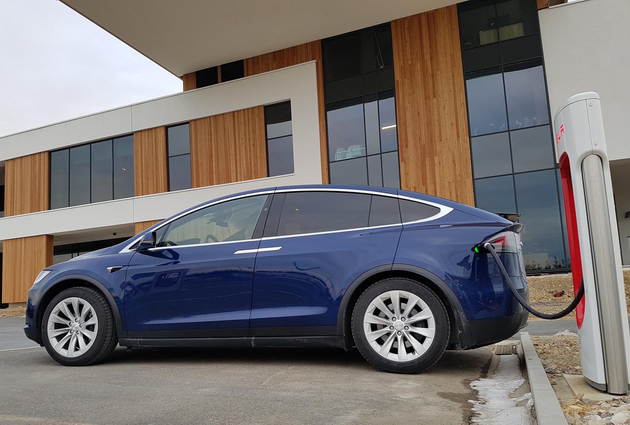 Tesla heeft een prachtig en efficient netwerk van snelladers waarmee het maken van lange reizen geen enkel probleem vormt in een groot deel van Europa.