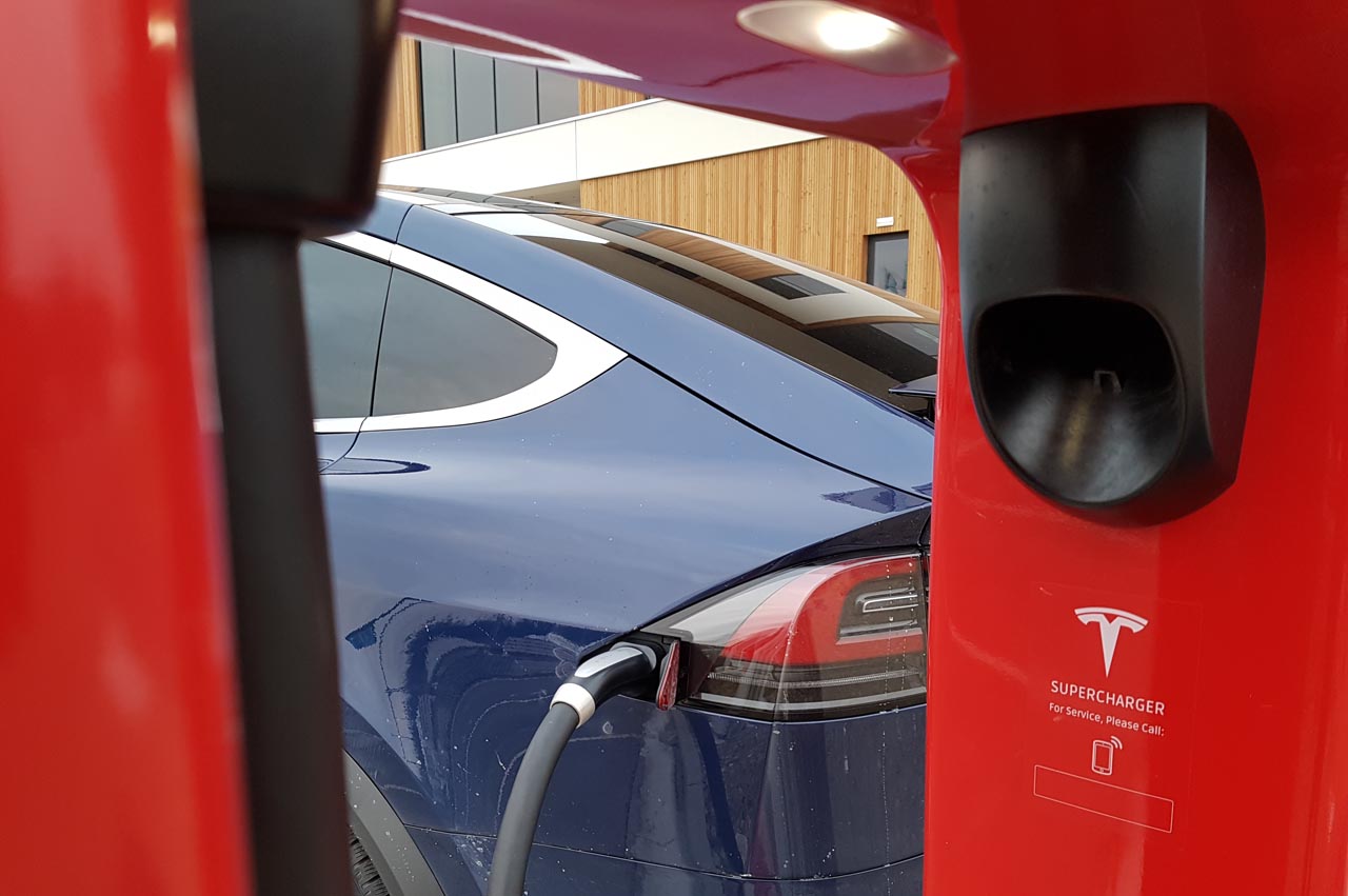 Tesla heeft een prachtig en efficient netwerk van snelladers waarmee het maken van lange reizen geen enkel probleem vormt in een groot deel van Europa.