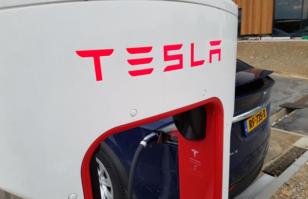 Tesla heeft een prachtig en efficient netwerk van snelladers waarmee het maken van lange reizen geen enkel probleem vormt in een groot deel van Europa.