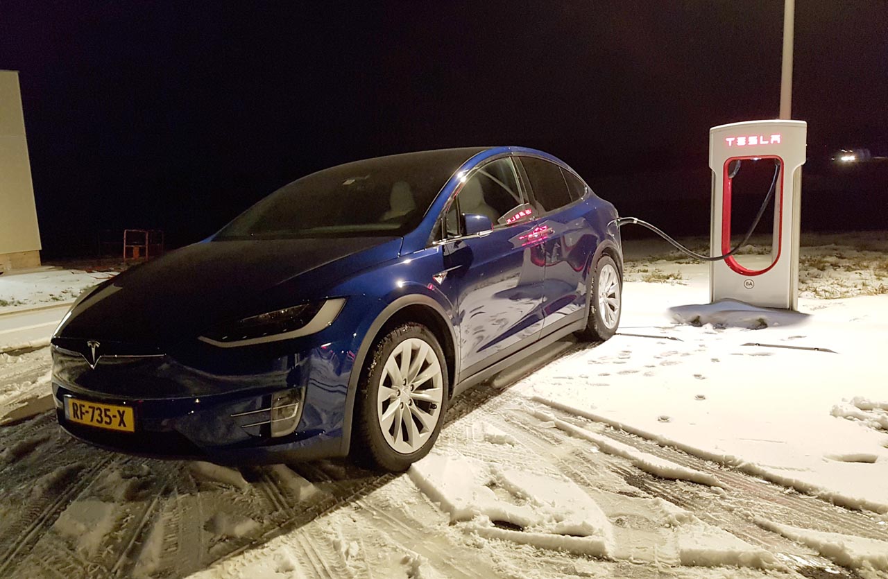 Tesla heeft een prachtig en efficient netwerk van snelladers waarmee het maken van lange reizen geen enkel probleem vormt in een groot deel van Europa.