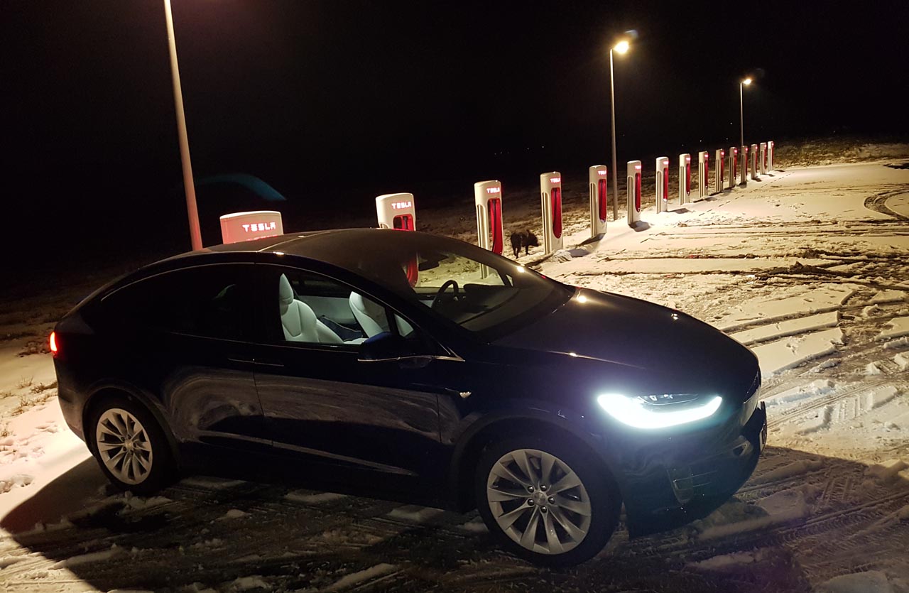 Tesla heeft een prachtig en efficient netwerk van snelladers waarmee het maken van lange reizen geen enkel probleem vormt in een groot deel van Europa.