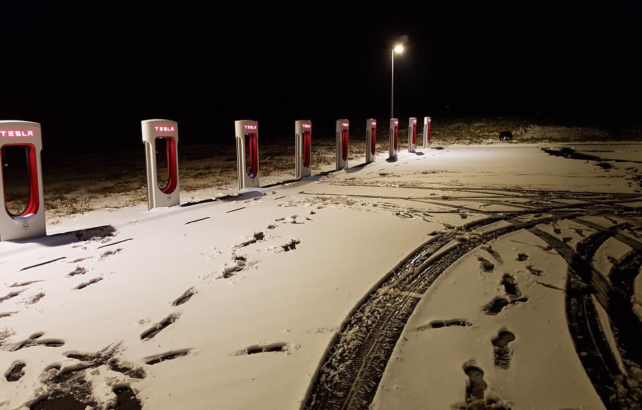 Tesla heeft een prachtig en efficient netwerk van snelladers waarmee het maken van lange reizen geen enkel probleem vormt in een groot deel van Europa.