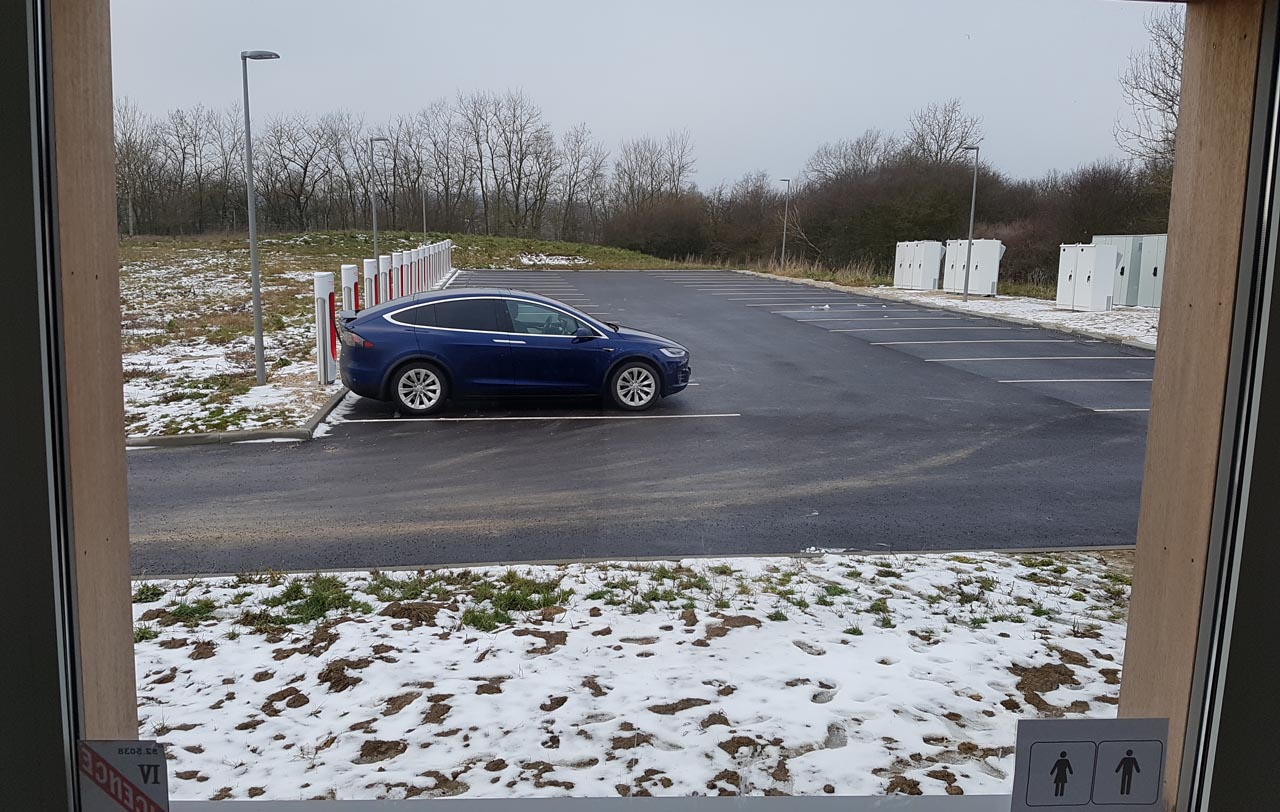 Tesla heeft een prachtig en efficient netwerk van snelladers waarmee het maken van lange reizen geen enkel probleem vormt in een groot deel van Europa.