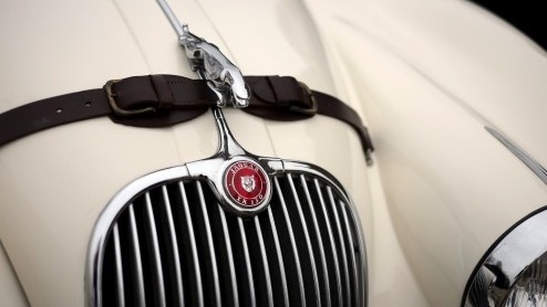 We brengen de Jaguar F-Type V6 S Coup samen met zijn voorvader, de Jaguar XK150. De generatiekloof is duidelijk te voelen, maar in n ding excelleren ze: iedere heer wordt een gentleman in de twee.