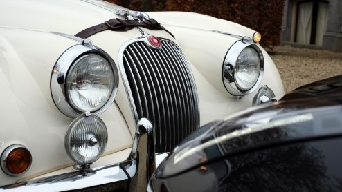 We brengen de Jaguar F-Type V6 S Coup samen met zijn voorvader, de Jaguar XK150. De generatiekloof is duidelijk te voelen, maar in n ding excelleren ze: iedere heer wordt een gentleman in de twee.